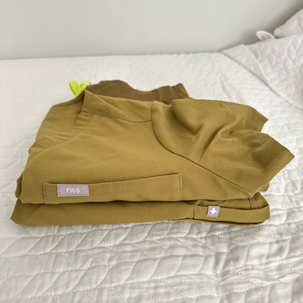 Figs Martini olive scrub set size Medium